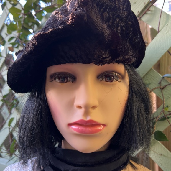 VINTAGE BLACK CRUSH VELVET BERET - Picture 7 of 7